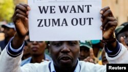 Un membre du groupe de manifestants proteste à l'extérieur du QG de l'ANC, à Johannesburg, le 5 septembre 2016.