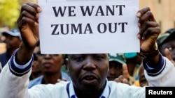 Un membre du groupe de manifestants proteste à l'extérieur du QG de l'ANC, à Johannesburg, le 5 septembre 2016.