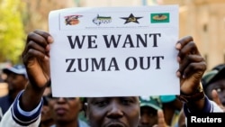 Un membre du groupe de manifestants proteste à l'extérieur du QG de l'ANC, à Johannesburg, le 5 septembre 2016.