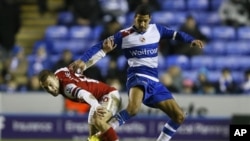 Jack Wilshere (kiri), 20 tahun, berlaga dalam pertandingan Liga Inggris Premier melawan Reading di stadium Madejski, Inggris (17/12). Wilshere merupakan salah satu pemain muda lini tengah Tim Nasional Inggris yang dianggap berpotensi terbaik.