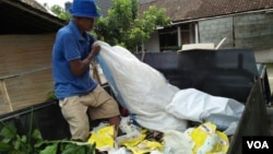 Segala macam jenis sampah dibuang warga tanpa dipilah dari rumah, Yogyakarta, 27 Desember 2017. (VOA/Nurhadi Sucahyo).