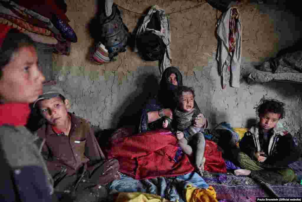 بی بی کبرای بیوه با فرزندان اش به دلیل نا امنی در ولایت هلمند، به مخروبه های فابریکه ای نساجی بگرامی در کابل پناه برده اند. در این کمپ موقت بیجا شده گان داخلی، صدها خانواده در حالی بسر می برند که دسترسی به آب آشامیدنی و برق ندارند.