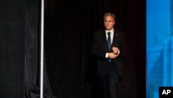 ARCHIVO - El secretario de Estado de Estados Unidos, Antony Blinken, camina hacia el escenario durante la Conferencia de los Alcaldes de EEUU, en Washington, el 18 de enero de 2023. 