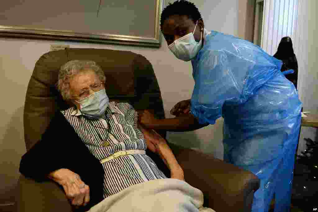 در بلژیک مثل خیلی از کشورهای غربی، واکسیناسیون کرونا از خانه‌های سالمندان شروع شد. این زن ۱۰۱ ساله واکسن دریافت می‌کند. 