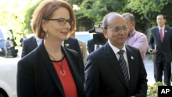 Presiden Burma Thein Sein (kanan) dan PM Australia Julia Gillard di Gedung Parlemen Australia di Canberra (18/3).