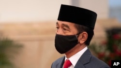 Presiden Joko Widodo memerintahkan Lembaga Pengelola Dana Bergulir Usaha Mikro Kecil dan Menengah (LPDB-UMKM) untuk segera mencairkan dana tambahan sebesar Rp 1 triliun untuk koperasi.(Foto: AP/dok)