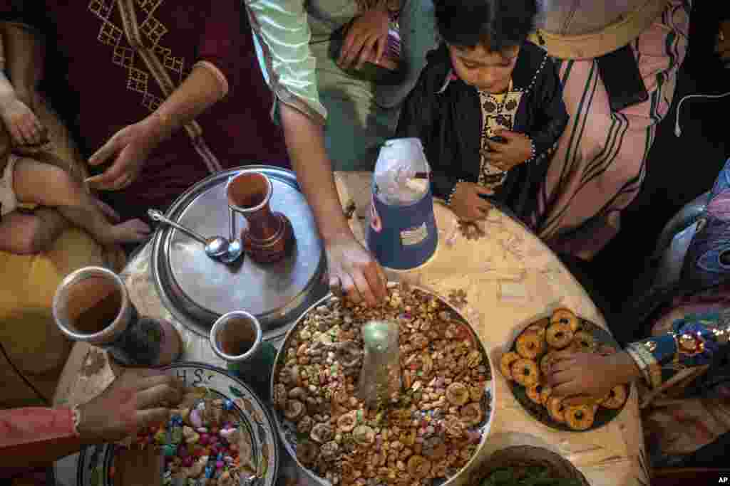 عاشورہ کے روز تقریبات کے لیے نئے کپڑے پہننے، مٹھائیاں و میوے تقسیم کرنے اور مہمانوں کو قہوہ پیش کا رواج بھی ہے