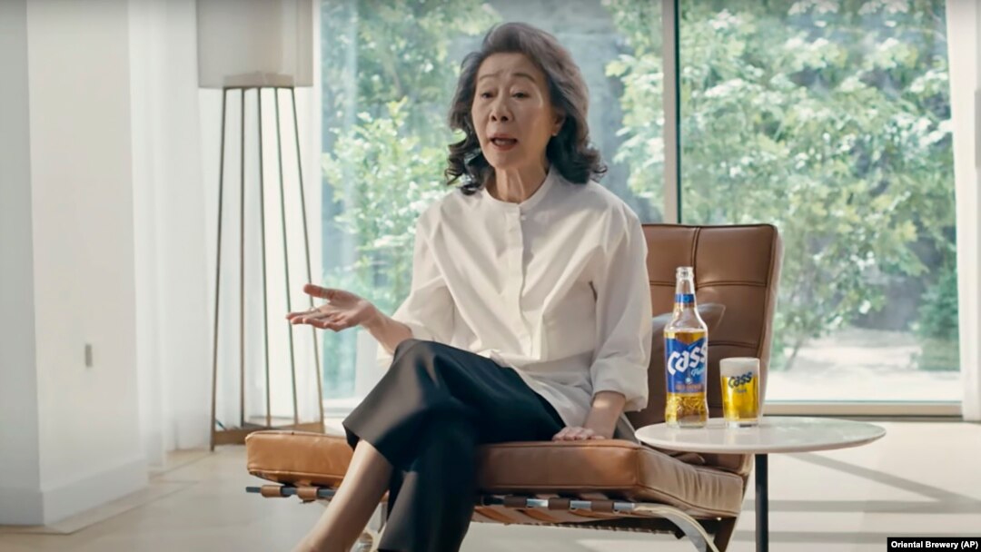 Dalam tangkapan layar video iklan, aktris Korea Selatan Youn Yuh-jung, pemeran dalam film "Minari" menjadi bintang iklan produsen bir, Oriental Brewery. (Foto: Oriental Brewery via AP)