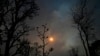 ARCHIVO - Se pone el sol detrás del humo de incendios en el bosque del Cerrado en Brasilia, 5 de setiembre de 2022. 