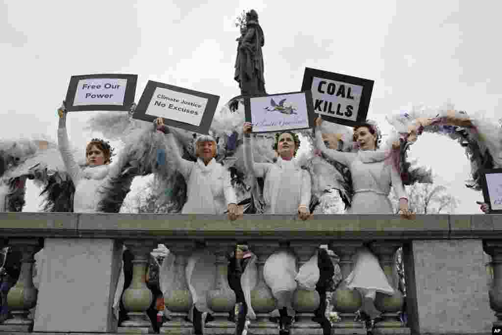 Des femmes vêtues en anges posent à la place de la République, à Paris, dans le cadre d&#39;un rassemblement symbolique et pacifique appelée par l&#39;ONG Avaaz &quot;Paris se prépare pour le climat&quot;, 29 novembre 2015.&nbsp;