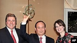 세계최고공항상을 수상한 인천국제공항공사의 이채욱(가운데) 사장.