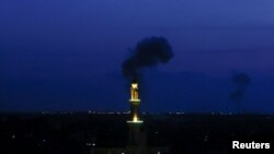 গাজায় ইসরাইলি হামলার পর ধোঁয়া উঠছে। ১০ মে, ২০২৩।