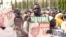 Wasu masu goyon bayan Ali Ndume a lokacin zanga zangar da suka yi sun yi na kiran a mayar da shi majalisa &nbsp;a Abuja, Afrilu 04, 2017