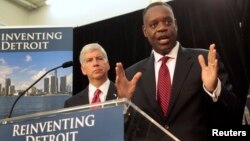 Detroit Emergency Manager Kevyn Orr addresses the media as Michigan Governor Rick Snyder listens during a news conference about filing bankruptcy for the city of Detroit in Detroit, Michigan, July 19, 2013. 