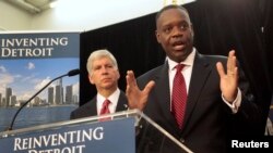 Manajer fiskal Detroit Kevyn Orr berbicara pada media, ditemani oleh Gubernur Michigan Rick Snyder di Detroit (19/7). (Reuters/Rebecca Cook)