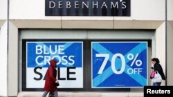 ARSIP – Orang-orang melintas sebuah toko Debenhams di Stockport, Inggris, 4 Januari 2018 (foto: REUTERS/Phil Noble)