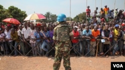 FILE - A United Nations peacekeeper watches over crowds that have assembled to greet Pope Francis in Bangui, Central African Republic on, November 29, 2015 (VOA/C. Stein).
