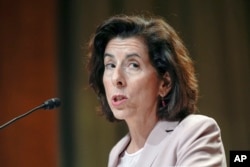 FILE - Menteri Perdagangan Gina Raimondo memberikan kesaksian dalam sidang di Capitol Hill, Washington, 15 Mei 2024. (Mariam Zuhaib/AP)