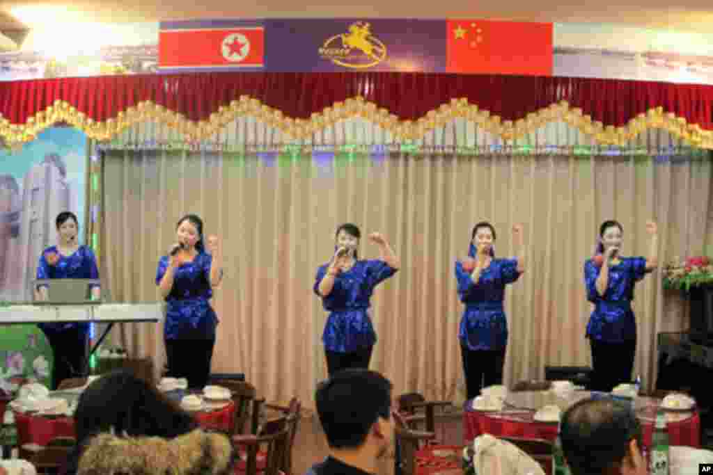 朝鮮人經營的酒店照常營業，圖為朝鮮服務員演唱“志愿軍戰歌”