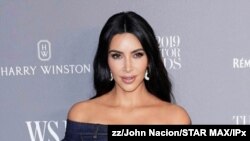 Kim Kardashian arrive à la soirée du Prix ​​de l'Innovateur 2019 du Wall Street Journal à New York le 6 novembre 2019.