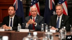 El vicepresidente de los Estados Unidos, Mike Pence, habló durante una sesión de negocios con empresas australianas y estadounidenses junto con el embajador estadounidense en Canberra, James Carouso, y el ministro australiano del Comercio, Steven Ciobo, en Sídney, Sábado 22 de abril de 2017. 