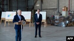 El presidente de Estados Unidos, Joe Biden, habla sobre los incendios forestales y el cambio climático mientras el gobernador de California, Gavin Newsom, escucha en el aeropuerto de Sacramento, en Mather, California, el 13 de septiembre de 2021.