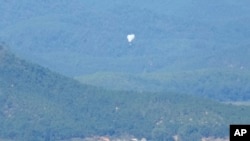 ARCHIVO - Globos norcoreanos son vistos desde el Puesto de Observación de Unificación en Paju, Corea del Sur, cerca de la frontera con Corea del Norte, el 4 de octubre de 2024. AP