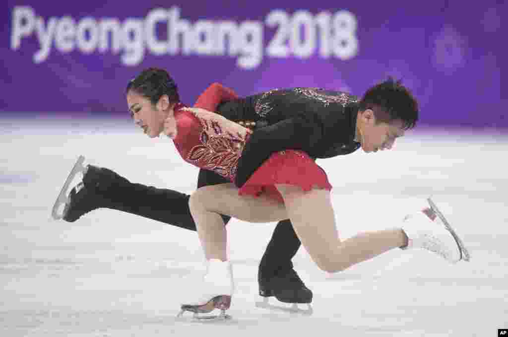 平昌冬奥会花样滑冰双人滑决赛中的中国组合隋文静和韩聪。他们演绎经典曲目《图兰朵》，摘得银牌。