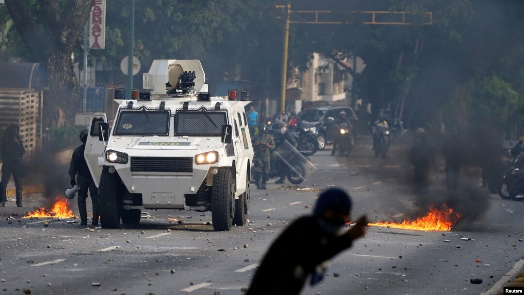 Những người biểu tình chống Tổng thống Nicolas Maduro xung đột với cảnh sát tại Caracas, Venezuela, ngày 19/4/ 2017. 