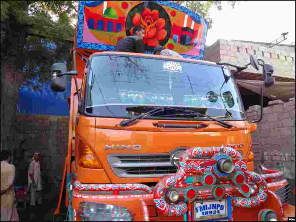 کراچی میں ٹرک تیار کرنے کے آرڈرز مختلف شہروں اور صوبوں سے بھی آتے ہیں جسمیں کشمیر، بلوچستان، اندرونِ سندھ اور پنجاب وغیرہ شامل ہیں۔