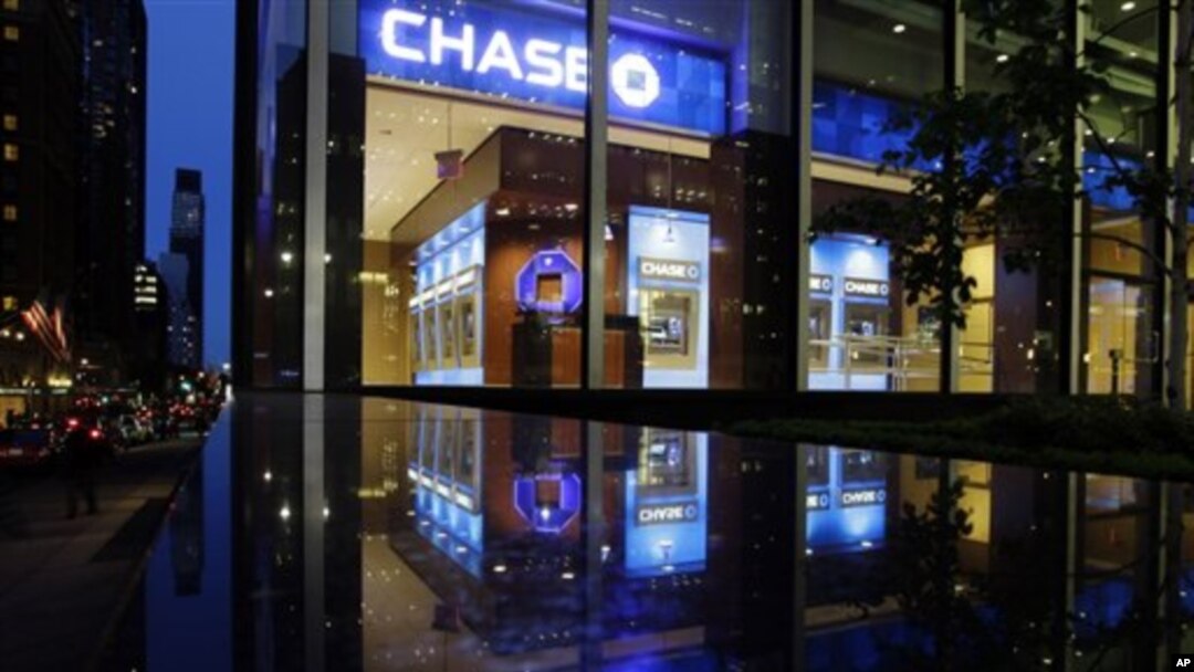 Saham JP Morgan Chase merosot tajam hingga hampir tujuh persen pasca diumumkannya kerugian bank terbesar AS tersebut sekitar dua miliar dolar dalam investasi beresiko, Kamis (10/5).