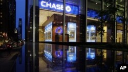 Saham JP Morgan Chase merosot tajam hingga hampir tujuh persen pasca diumumkannya kerugian bank terbesar AS tersebut sekitar dua miliar dolar dalam investasi beresiko, Kamis (10/5).