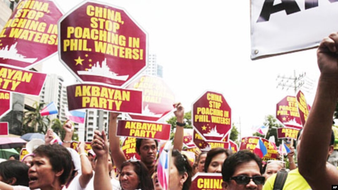 Dân Philippines tuần hành về hướng lãnh sự quán Trung Quốc trong quận Makati, một trung tâm tài chính của Philippines, hôm 11/5/12