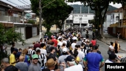 Torcedores fazem fila para prestar homenagens a Pelé durante velório na Vila Belmiro