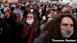 터키 정부가 20일 '여성보호' 협약인 이스탄불 협정에 탈퇴하자 이에 항의하는 여성들의 시위가 벌어졌다. 