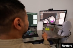Desainer James Chow membuat model yang akan dicetak menjadi permen dengan komputernya di Sugar Lab di Los Angeles, California, AS, 7 Juli 2023. (REUTERS/Mike Blake)