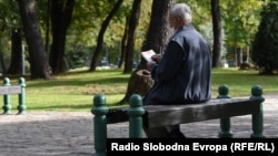 ARHIVA - Čovek sedi na klupi u parku u Podgorici, 30. oktobra 2020. (Foto: RFE/RL)