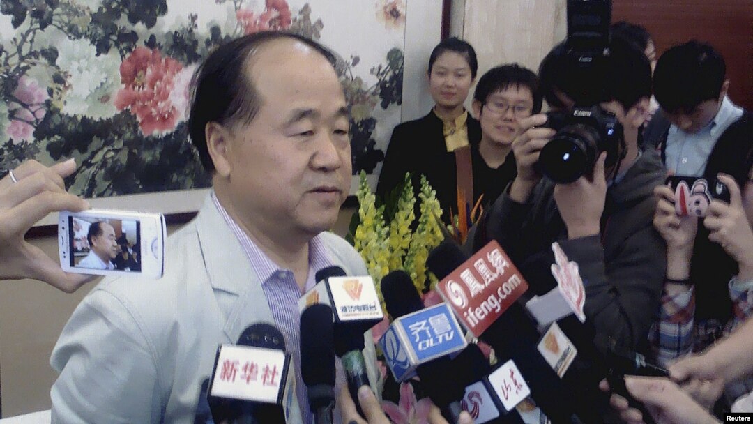 莫言获得诺贝尔文学奖之后2012年10月11号在家乡山东高密对记者说话