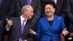 美国黑石集团主席苏世民（Stephen Schwarzman）2016年9月10日在北京清华大学与当时出任中国副总理的刘延东交谈。