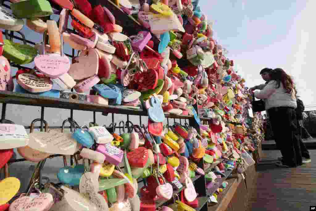 Los ya famosos candados cuelgan de puentes en Seuúl, Corea del Sur, como una señal de amor eterno. En ellos, las parejas dejan mensajes que presagien una vida llena de felicidad.