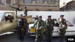 En 2009 la policía yemení ofreció custodia a la coorte de Sanaa, la capital de Yemen, donde Al-Awlaki fue condenado en ausencia.