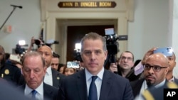 Hunter Biden, putra Presiden AS Joe Biden didampingi oleh pengacaranya meninggalkan rapat dengan komite DPR, di Capitol Hill, Washington DC, 10 Januari 2024. (Foto: Jose Luis Magana/AP Photo)