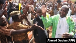 Le chef de l'opposition burkinabé, Zéphyrin Diabré, accueilli par des partisans à son arrivée à la Maison du Peuple pour une réunion à Ouagadougou, le 29 avril 2017.