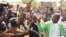 Le chef de l'opposition burkinabé, Zéphyrin Diabré, accueilli par des partisans à son arrivée à la Maison du Peuple pour une réunion à Ouagadougou, le 29 avril 2017.
