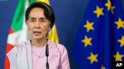 Penasihat Negara Myanmar Aung San Suu Kyi memberikan keterangan kepada media di markas besar Uni Eropa di Brussels, 2 Mei 2017. (AP Photo/Virginia Mayo)