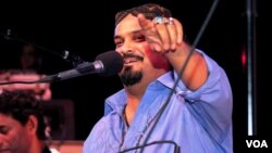 FILE - Amjad Sabri, who was gunned down June 22, 2016, in Karachi, performed at a Qawwali Concert in Annandale, Virginia, in 2013. (Saqib Ul Islam/VOA)