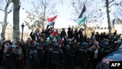 Des manifestants criant des slogans sont retenus par des gendarmeslors d'une manifestation contre la reconnaissance par le président américain Donald Trump de Jérusalem comme capitale d'Israël, à Paris, France, 9 décembre 2017.