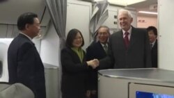 美国在台协会主席莫健与台湾驻美代表高硕泰登机迎接蔡英文