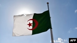 Le drapeau algérien flotte à Alger le 12 avril 2018.