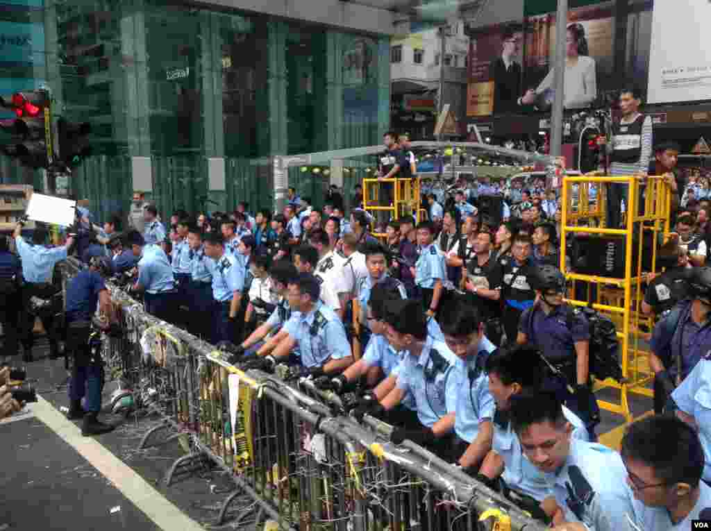 香港警方星期三上午展開強行清場行動（美國之音海彥拍攝)。